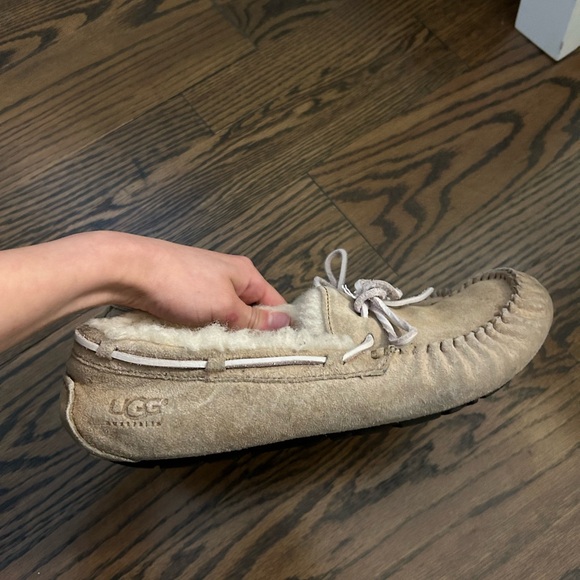 Women Ugg slippers size 8 - Picture 2 of 3